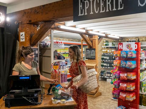 Camping Romanée - Les Grottes De Roffy - Dordogne