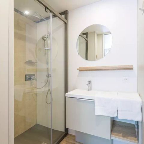 Mobilheim 6 Personen - Ultimate Plus | 3 Zi. | 6 Pers. | Lounge Terrasse | 2 Bäder | Klimaanlage | TV