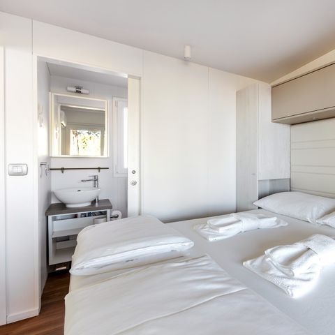 Mobilheim 6 Personen - Mobilheim | Comfort XL | 2 Zi. | 4/6 Pers. | Hochterrasse | 2 Bäder | Klimaanlage | TV