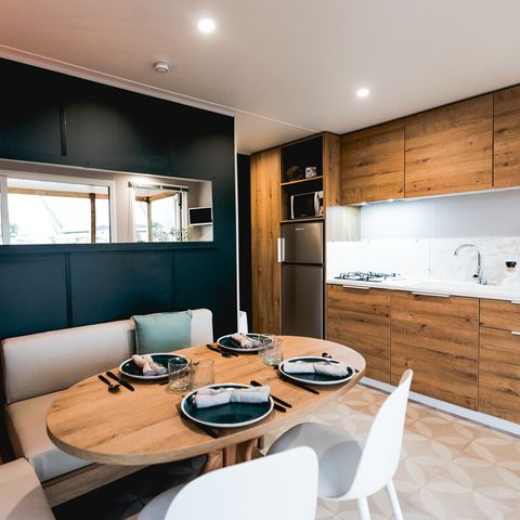 Mobilheim 4 Personen - LUXE XXL 2 Schlafzimmer (1/4 pers - Klimaanlage - TV - integrierte überdachte Terrasse + Fläche 40m²)