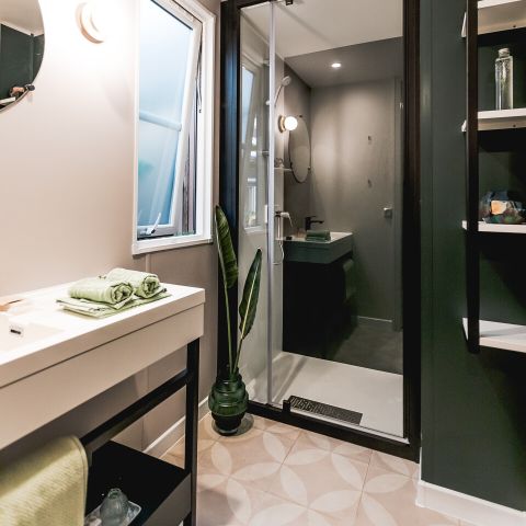 Mobilheim 4 Personen - LUXE XXL 2 Schlafzimmer (1/4 pers - Klimaanlage - TV - integrierte überdachte Terrasse + Fläche 40m²)