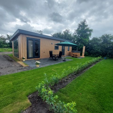 Chalet 4 personen - Luxus – mit Whirlpool und Außendusche mit Warm- und Kaltwasser