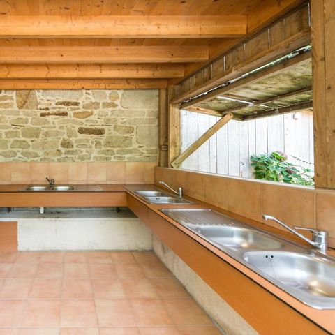 Stellplatz - Stellplatz Classique - Strom 10A - 1 Fahrzeug - Wasser in der Nähe - 80/100 m²
