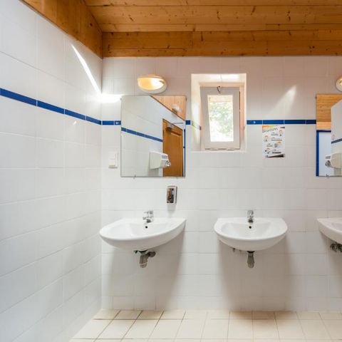 Stellplatz - Stellplatz Confort - 120-140m² - Strom 10A -Wasseranschluss - Abwasser Abwasserkanal - 1 Fahrzeug
