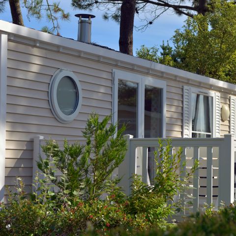 Mobilheim 4 personen - Sonntag – COMFORT-COTTAGE mit - 2 Schlafzimmern - – 30 m² – Terrasse mit Sonnenschirm für