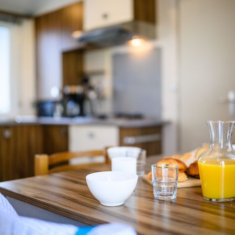 Mobilheim 6 personen - FREIZEIT & KOMFORT 3 Schlafzimmer – 36 m² – überdachte Terrasse für 6 Personen