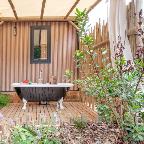 Mobilheim 6 Personen - Garden 3ch-Badewanne-TV-LV-Plancha-überdachte Terrasse-33m² | PREMIUM