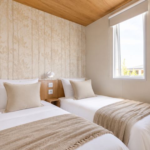 Mobilheim 6 personen - Cocoon - 3 Schlafzimmer - 2 Badezimmer - PREMIUM+ – 40 m² – Spa – Klimaanlage – - TV – Geschirrspüler – Plancha – überdachte Terrasse – Travel-Paket