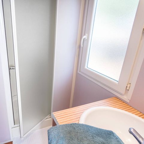 Mobilheim 4 Personen - Classic | 2 Schlafzimmer | 4 Schlafplätze | Halbüberdachte Terrasse | 1 Badezimmer | Klimaanlage