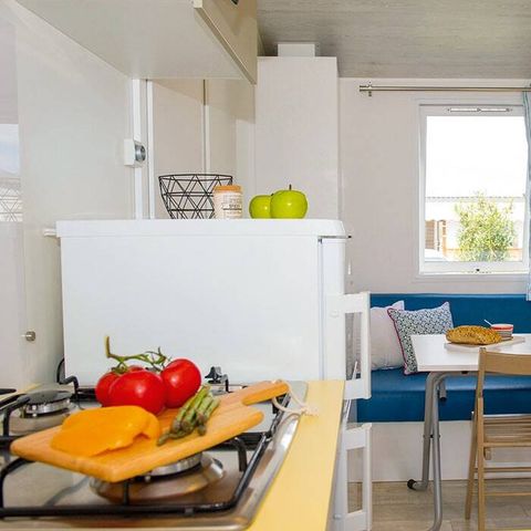 Mobilheim 4 Personen - Classic | 2 Schlafzimmer | 4 Schlafplätze | Halbüberdachte Terrasse | 1 Badezimmer | Klimaanlage