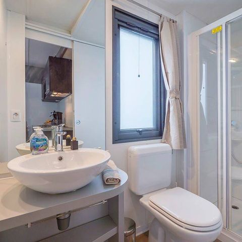 Mobilheim 6 Personen - Premium | 3 Schlafzimmer | 6 Schlafplätze | Lounge Terrasse | 1 Badezimmer | Klimaanlage | Fernseher
