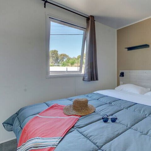 Mobilheim 6 Personen - Premium | 3 Schlafzimmer | 6 Schlafplätze | Halbüberdachte Terrasse | 1 Badezimmer | Klimaanlage | Fernseher