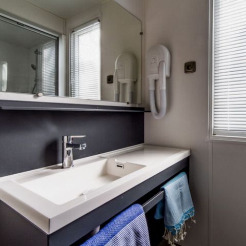 Mobilheim 5 personen - PREMIUM - 2 Schlafzimmer mit Klimaanlage +TV+ Gas Plancha + 2 Bäder