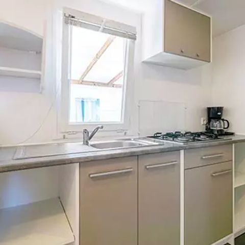 Mobilheim 4 Personen - Classic | 2 Zi. | 4 Pers. | Erhöhte Terrasse | Klimaanlage von Homair
