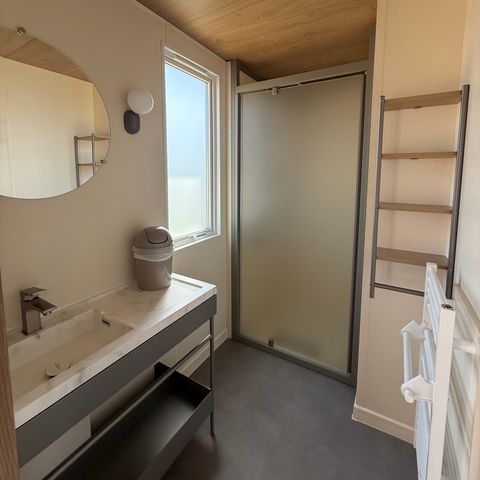 Mobilheim 4 Personen - Premium Roseau - 2 Schlafzimmer, klimatisiert, Fernseher, Geschirrspüler, Handtuchtrockner und Safe