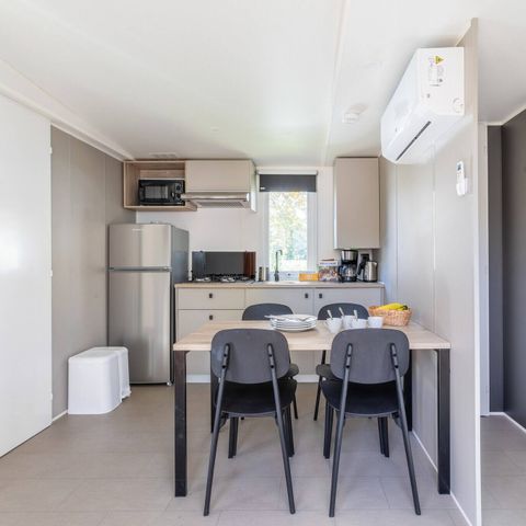 Mobilheim 4 Personen - Mobilheim | Comfort | 2 Zi. | 4 Pers. | Überdachte Terrasse | 1 Bad | Klimaanlage | TV