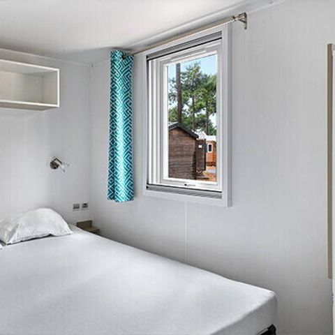 Mobilheim 4 Personen - Mobilheim | Comfort | 2 Zi. | 4 Pers. | Überdachte Terrasse | 1 Bad | Klimaanlage | TV