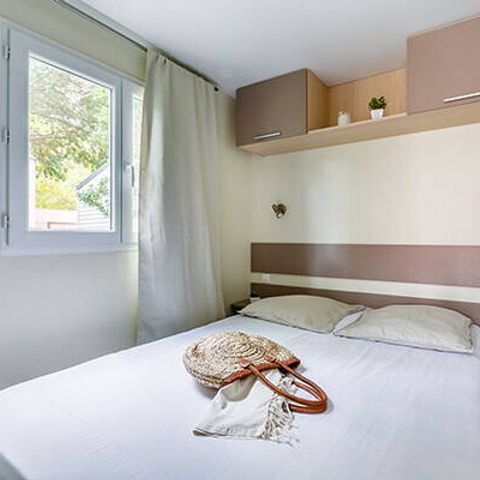 Mobilheim 4 Personen - Mobilheim | Classic | 2 Schlafz. | 4 Pers. | Überdachte Terrasse | 1 Bad