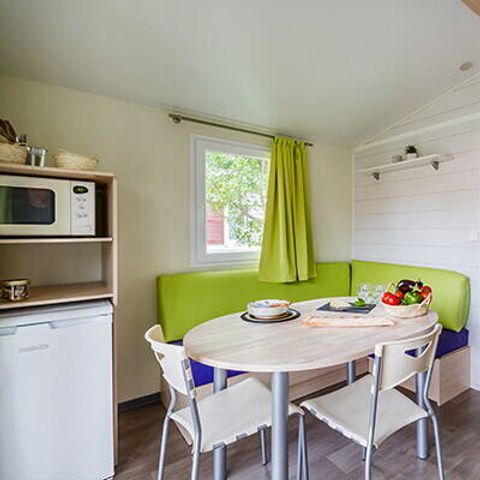 Mobilheim 4 Personen - Mobilheim | Classic | 2 Schlafz. | 4 Pers. | Überdachte Terrasse | 1 Bad