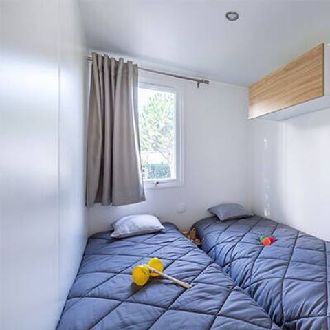 Mobilheim 8 Personen - Mobilheim | Premium Exclusive | 4 Zi. | 8 Pers. | Überdachte Terrasse | 1 Bad | Klimaanlage | TV