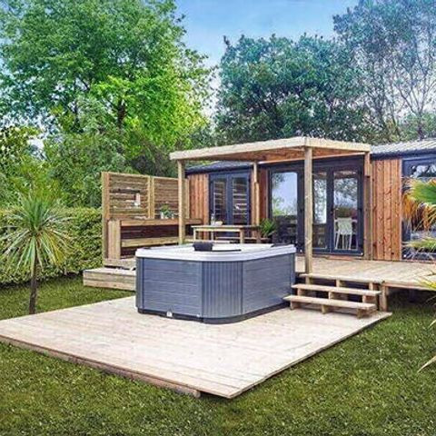 Mobilheim 4 Personen - Ultimate | 2 Zi. | 4 Pers. | Überdachte Terrasse | Jacuzzi | Außendusche | 1 Bad | Klima | TV