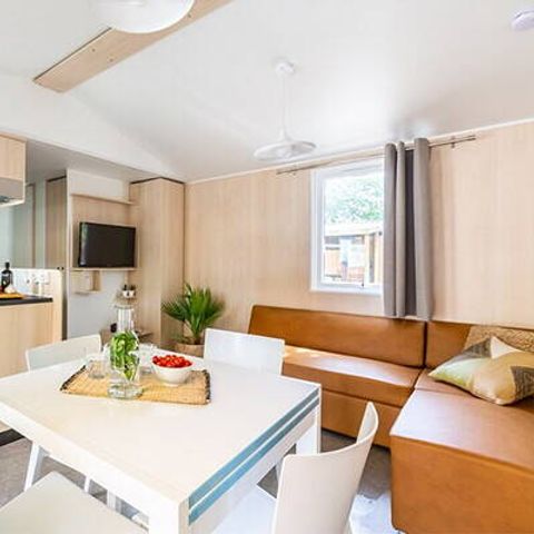 Mobilheim 4 Personen - Ultimate | 2 Zi. | 4 Pers. | Überdachte Terrasse | Jacuzzi | Außendusche | 1 Bad | Klima | TV