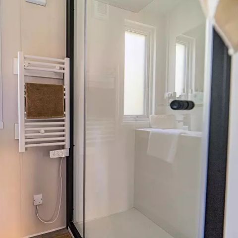 Mobilheim 4 Personen - Duo Premium 3 Zimmer 4 Personen Jacuzzi + Klimatisiert + TV
