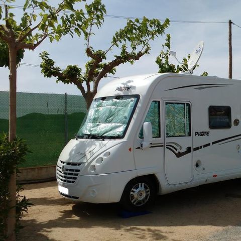 Stellplatz - Premium-Stellplatz: Auto + Zelt/Wohnwagen oder Wohnmobil + Strom 5A