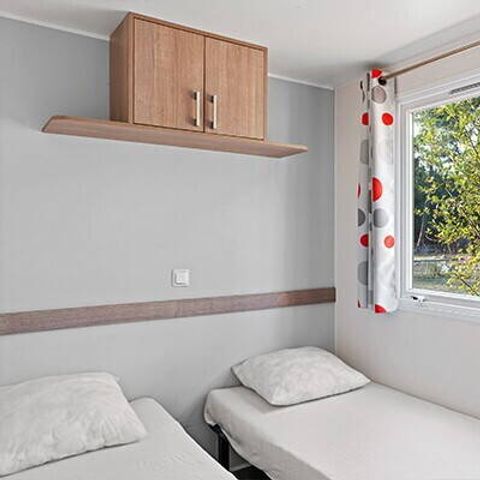Mobilheim 6 Personen - Mobilheim | Comfort | 3 Zi. | 6 Pers. | Erhöhte Terrasse | 2 Bäder | Klimaanlage | TV