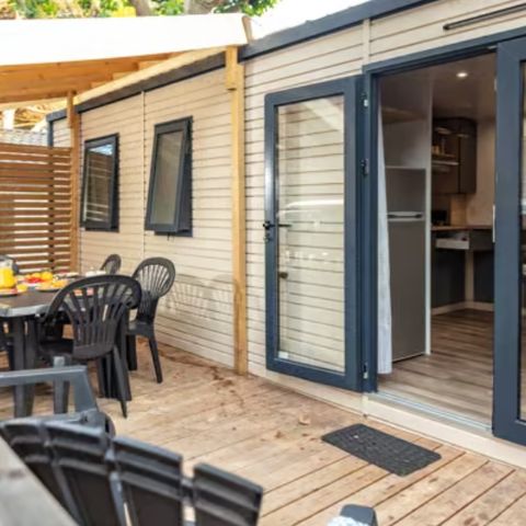 Mobilheim 8 Personen - Comfort | 4 Zi. | 8 Pers. | Erhöhte Terrasse | 2 Bäder | Klimaanlage | TV