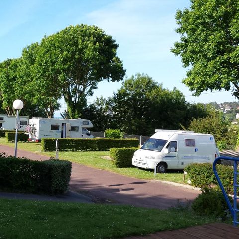 Stellplatz - Forfait Nature (1 Zelt, Wohnwagen oder Wohnmobil / 1 Auto)