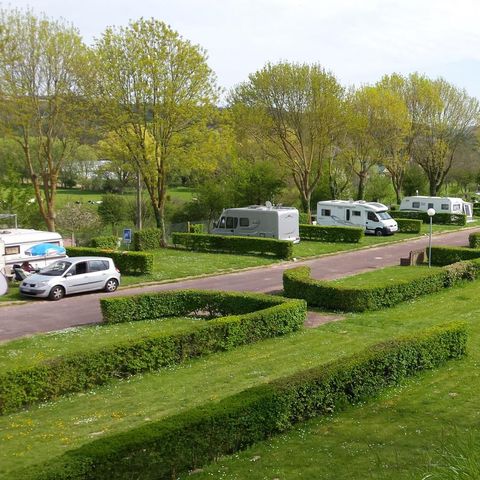 Stellplatz - Forfait Nature (1 Zelt, Wohnwagen oder Wohnmobil / 1 Auto)