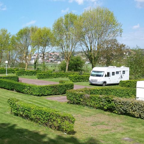 Stellplatz - Forfait Confort (1 Zelt, Wohnwagen oder Wohnmobil / 1 Auto / Strom 16A)