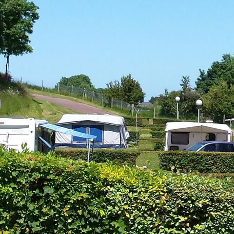 Stellplatz - Forfait Confort (1 Zelt, Wohnwagen oder Wohnmobil / 1 Auto / Strom 16A)