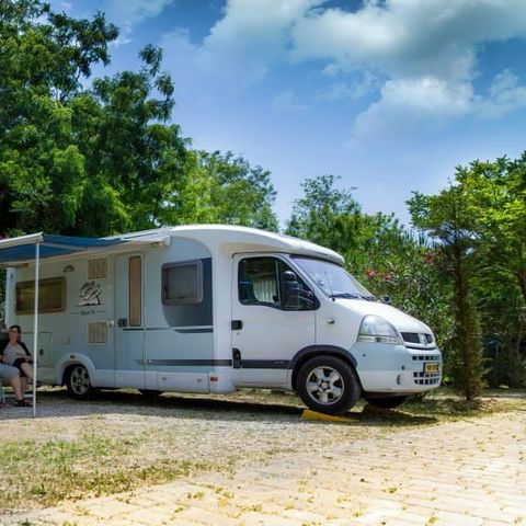Stellplatz - Großer Stellplatz - 60m² - Auto