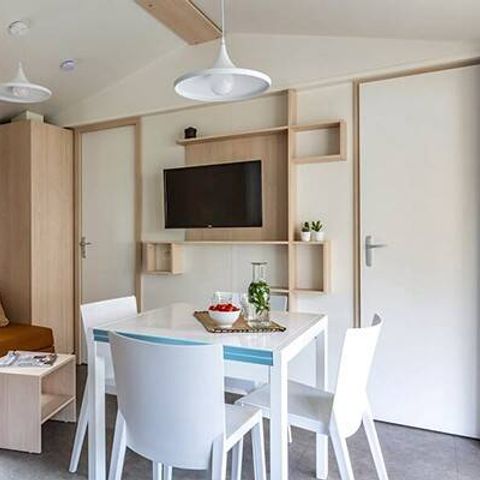 Mobilheim 4 personen - Ultimate | 2 Zi. | 4 Pers. | Erhöhte Terrasse | Tropische Dusche | 1 Bad | Klimaanlage | TV