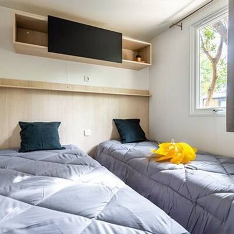 Mobilheim 4 personen - Mobilheim | Ultimate | 2 Zi. | 4 Pers. | Erhöhte Terrasse | Jacuzzi | Tropische Dusche | Klima | TV