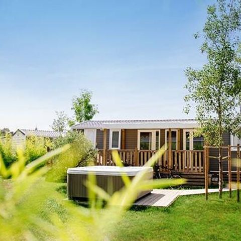 Mobilheim 6 personen - Ultimate | 3 Zi. | 6 Pers. | Erhöhte Terrasse | Jacuzzi | 2 Bäder | Klimaanlage | TV
