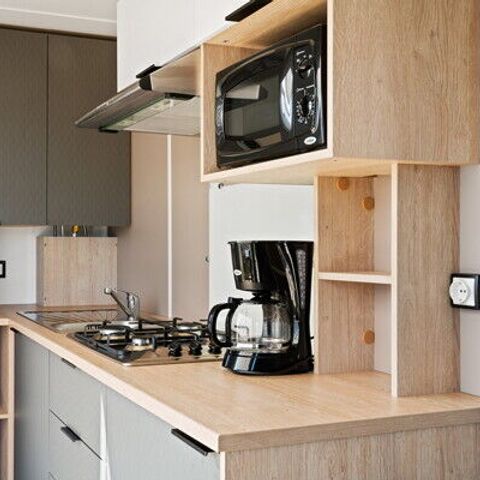 Mobilheim 4 Personen - Mobilheim | Comfort XL | 2 Zi. | 4 Pers. | Erhöhte Terrasse | 2 Bäder | Klimaanlage | TV