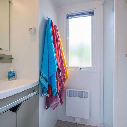 Mobilheim 4 Personen - Mobilheim | Comfort XL | 2 Zi. | 4 Pers. | Erhöhte Terrasse | 2 Bäder | Klimaanlage | TV