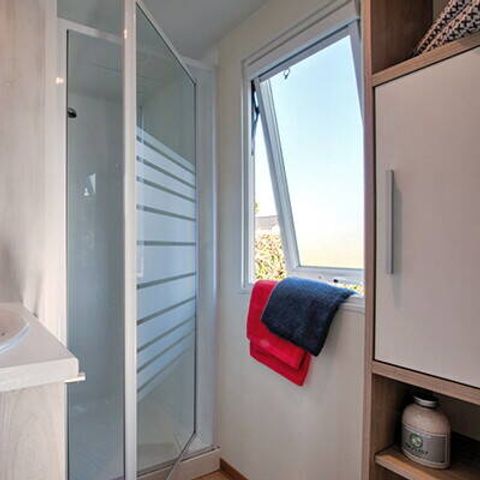 Mobilheim 4 Personen - Comfort | 2 Schlafz. | 4 Pers. | Erhöhte, nicht überdachte Terrasse | TV