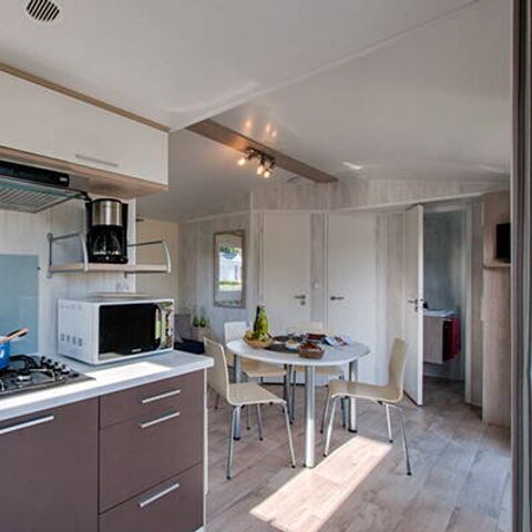 Mobilheim 4 Personen - Comfort | 2 Schlafz. | 4 Pers. | Erhöhte, nicht überdachte Terrasse | TV