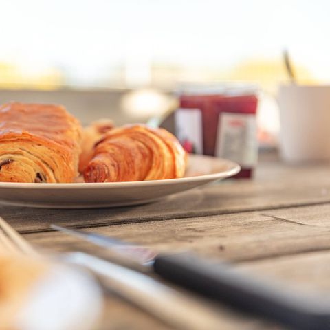 Mobilheim 4 Personen - Comfort | 2 Schlafz. | 4 Pers. | Erhöhte Terrasse | 1 Bad | TV