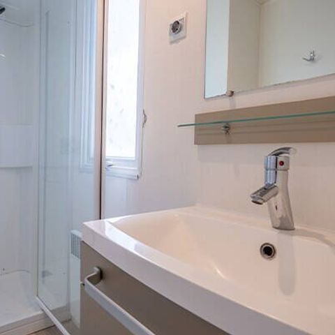 Mobilheim 4 Personen - Comfort | 2 Schlafz. | 4 Pers. | Erhöhte Terrasse | Klimaanlage