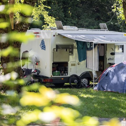 Stellplatz - Forfait Confort (1 Zelt, Wohnwagen oder Wohnmobil / 1 Auto / Strom 10A) 2 Pers.