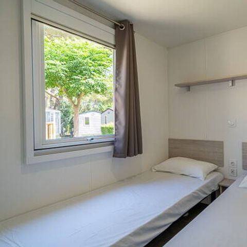 Bungalow 4 Personen - Mobilheim | Classic | 2 Zi. | 4 Pers. | Einfache Terrasse