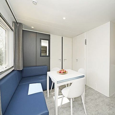 Mobilheim 6 Personen - Premium | 3 Zi. | 6 Pers. | Erhöhte Terrasse | 2 Bad | Klimaanlage | TV