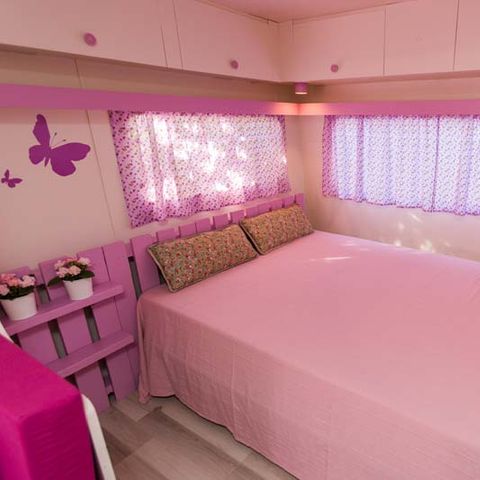 Wohnwagen 6 Personen - Rosa Mariposa, ohne Sanitäranlagen