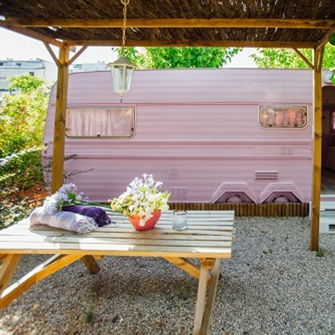 Wohnwagen 6 Personen - Rosa Mariposa, ohne Sanitäranlagen