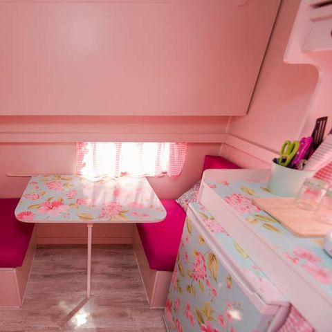 Wohnwagen 2 Personen - Rosa Hortensia, ohne Sanitäranlagen